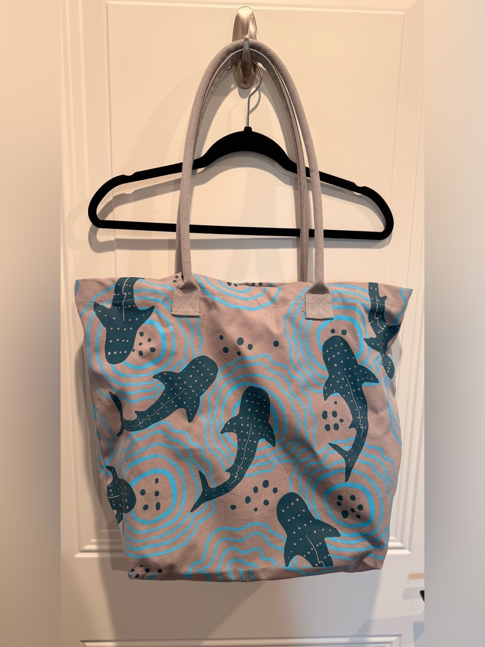 NWOT Shark Ripples Beach Tote - 2 inside pockets, 1 zip pocket, keychain hook - Picture 8 of 16